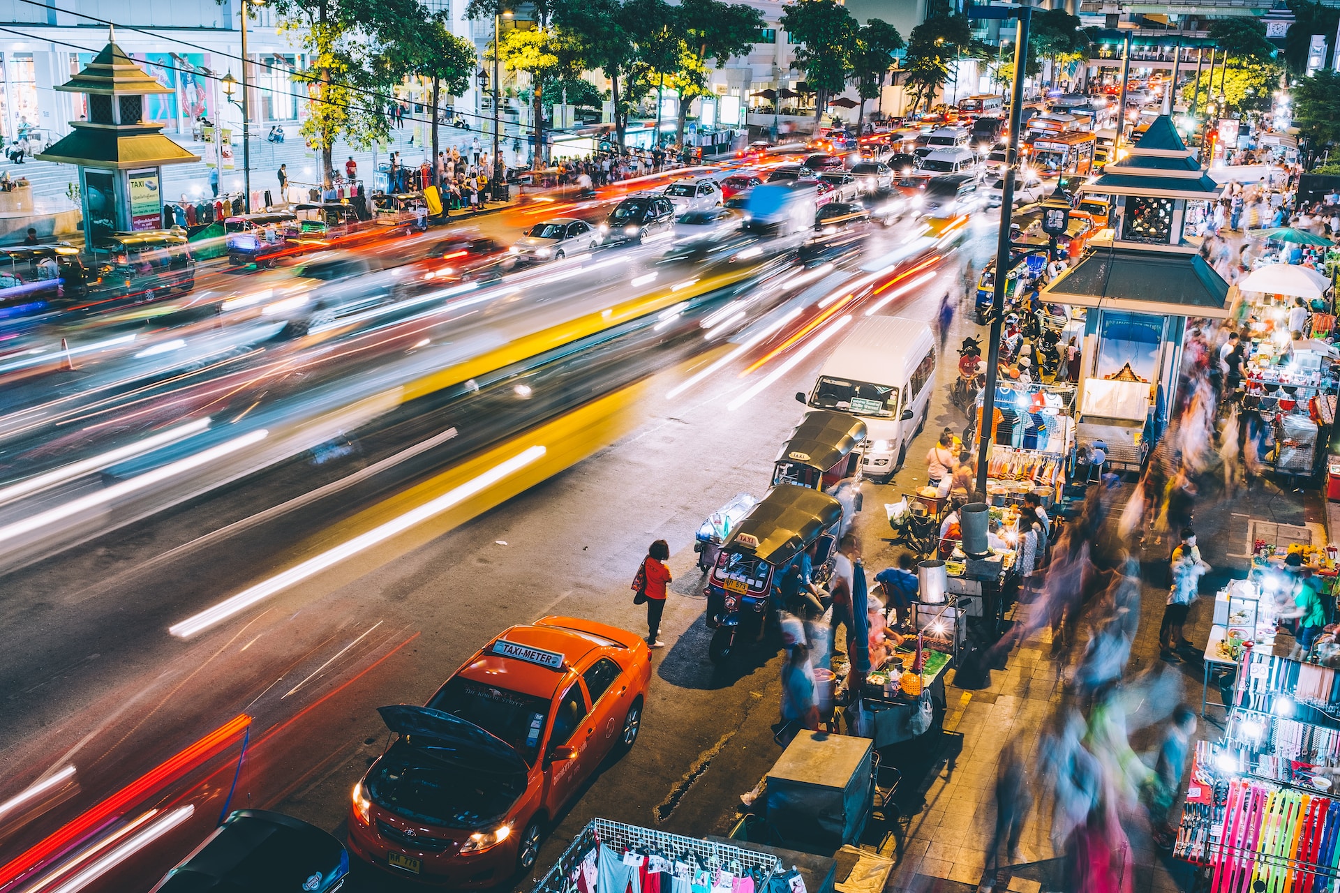 Chaotisk bytrafik på en travl gade i Bangkok, Thailand