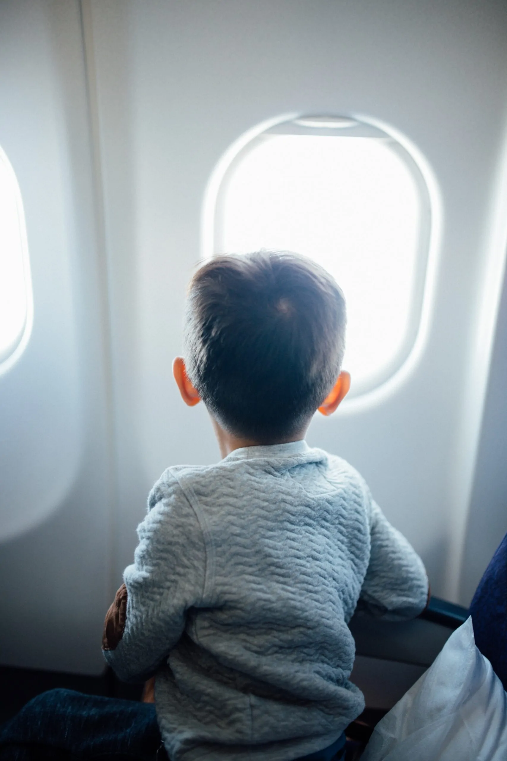  dreng der kigger ud af flyvindue på vej til Phuket
