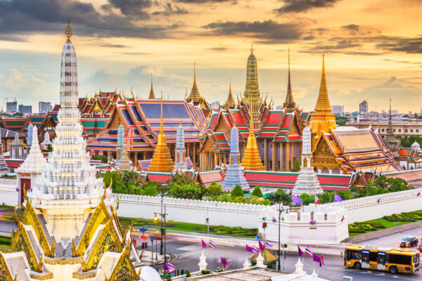 Grand Palace i Bangkok med en grå skyet himmel