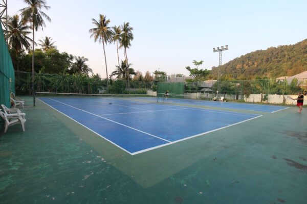 Blå tennisbane på Southern Lanta Resort