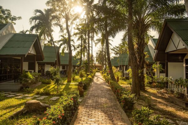 Resort i Southern Lanta med række af bungalows og promenade
