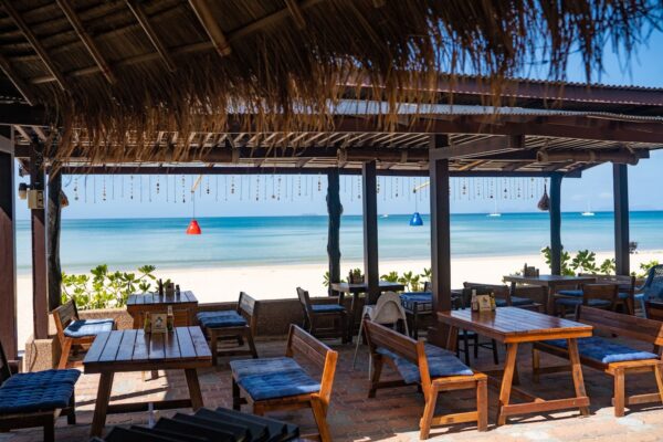 Beachfront resort med restaurant på stranden i Southern Lanta. Oplev romantisk spisning direkte på sandet mellem palmerne. Bordopsætning med