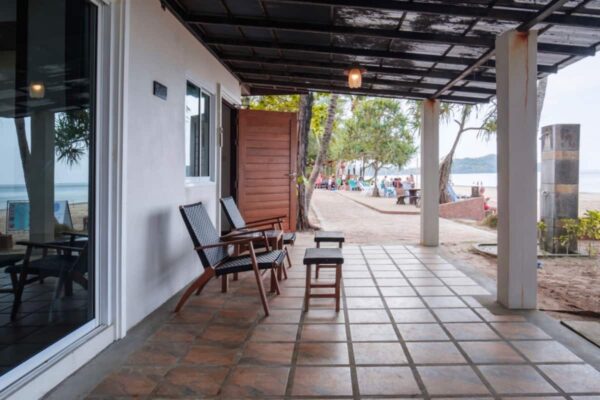 Resort med havudsigt med fredfyldt veranda og komfortable stole på Southern Lanta Resort.
