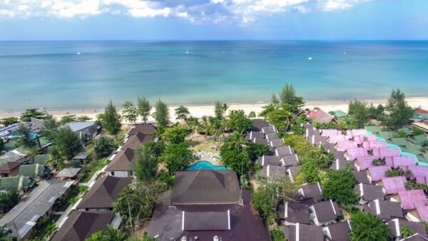 Luft Southern Lanta Resort ved stranden med swimmingpools og palmer