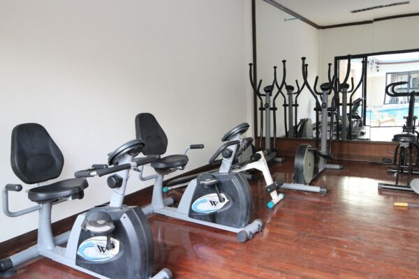 Find fitnessfaciliteter på Southern Lanta Resort med et udvalg af motionscykler og vægte til dine fitnessbehov.