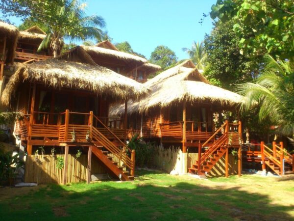 Se billederne af Ten Moons Lipe Beach Resort, der tilbyder hytter med stråtag og trappe. Perfekt for dem, der søger en autentisk og rustik