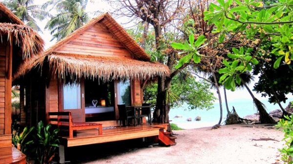Stråtækte hytter til leje på Lipe Beach, ejendomme ved havet med traditionelt design