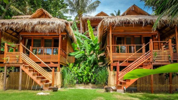 Stråtækte hytter på strandresort med trapper, Ten Moons Lipe Beach Resort