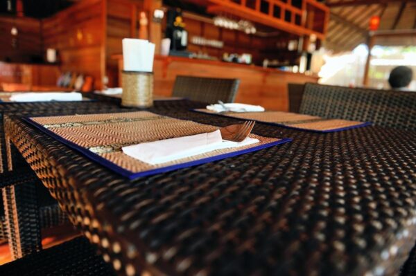 Rattan bord i Ten restaurant interiør design
