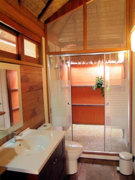 Find et roligt ophold på Ten Moons Lipe Beach Resort med rene badeværelser inklusive toilet og bruser. Perfekt destination for
