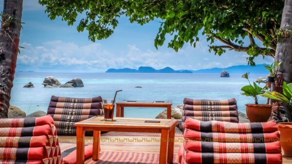 Bord og stole med havudsigt ved Lipe Beach