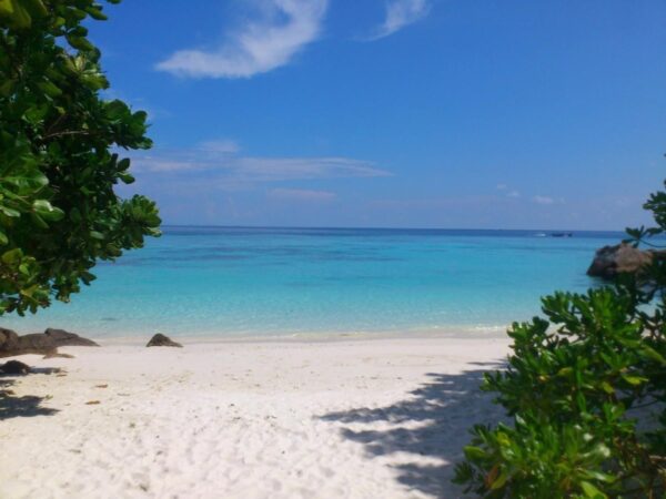 Prøve:Find dit perfekte tropiske gemmested ved Ten Moons Lipe Beach Resort, placeret direkte på en hvid sandstrand omgivet af krystalklart