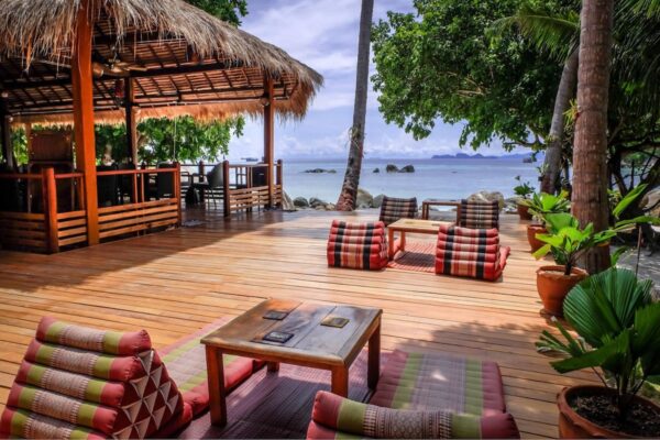 træterrasse med liggestole og stråtag ved Ten Moons, Lipe Beach Resort