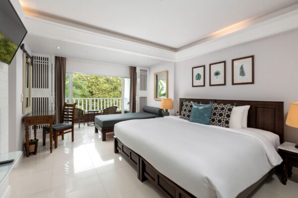 Hoteværelse med stor seng og balkon på Thavorn Palm Beach Resort