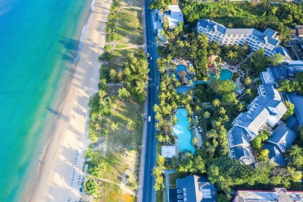Luft resortet ved stranden, Thavorn Palm Beach Resort med frodige tropiske haver og direkte adgang til stranden. Perfekt beliggenhed til