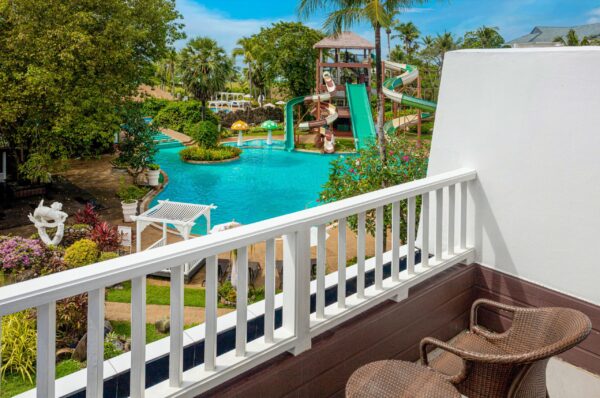 Thavorn Palm Beach Resort balkon udsigt med pool og vandrutsjebane