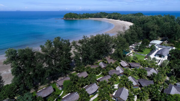 Overhead Twin Lotus Resort beliggende på Koh Lanta-stranden med havudsigt, indkvartering ved stranden, swimmingpools og tropisk grønt.