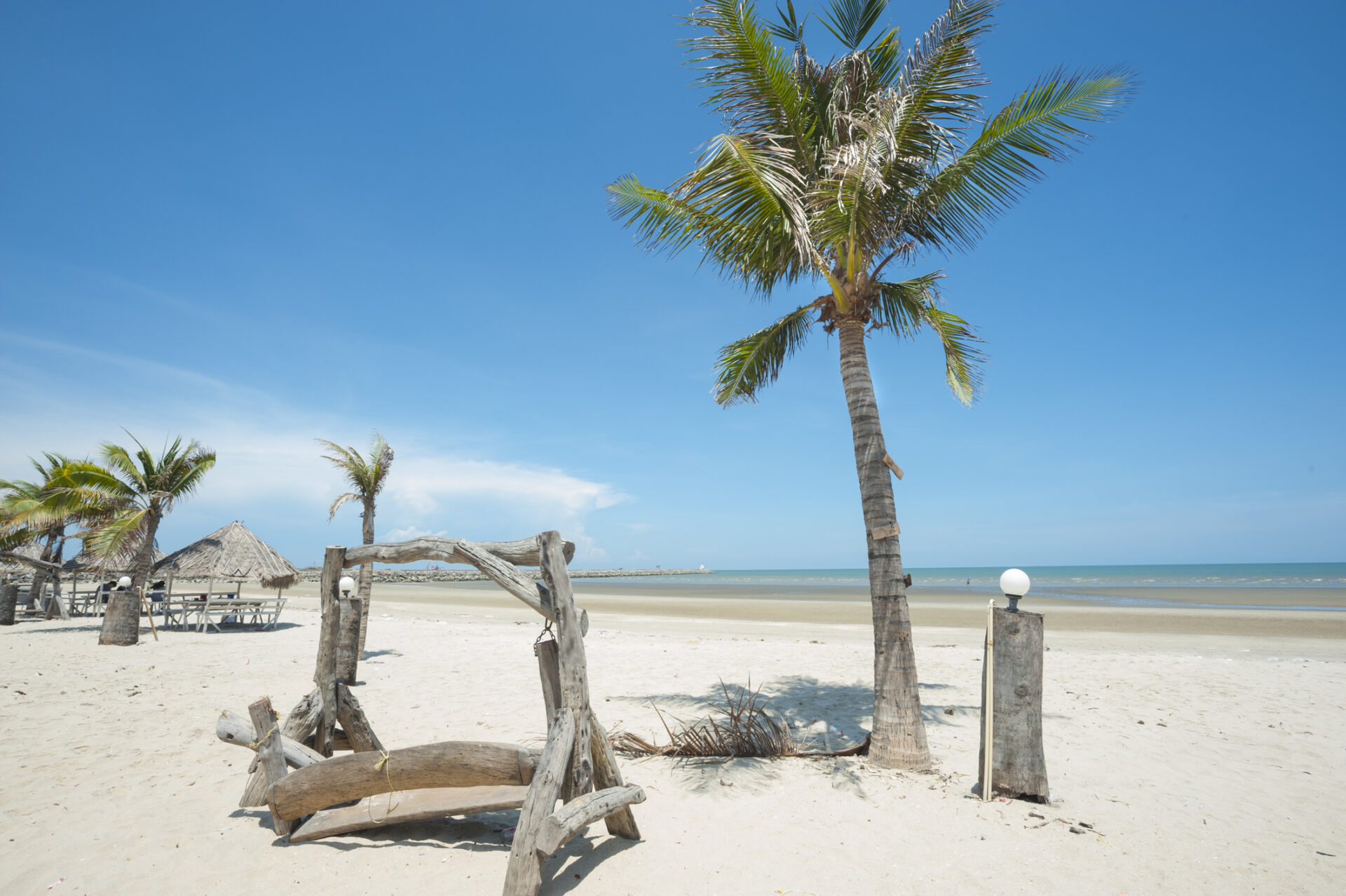 Sandstrand flankeret af palmetræer i Hua Hin, populær stranddestination i Thailand