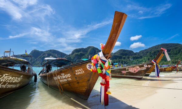 Både på Phuket Beach: Oplev autentisk thailandsk Dagsture. Udforsk Thailands klare blå vand og fantastiske kyster med vores unikke bådture.