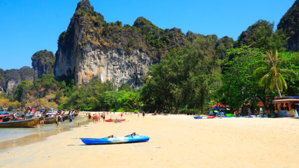 Overfyldt sandstrand på Phuket med mange turister, perfekt til solbadning og afslapning ved kysten