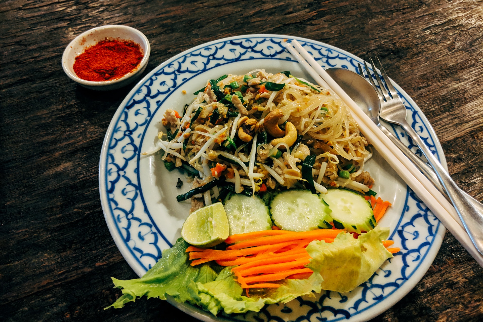 Authentisk thailandsk mad på bord i Phuket