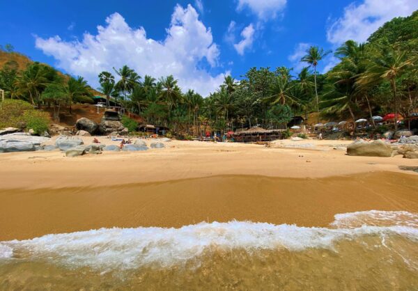  et livligt strand i Phuket fyldt med feriegæster der nyder deres ferie