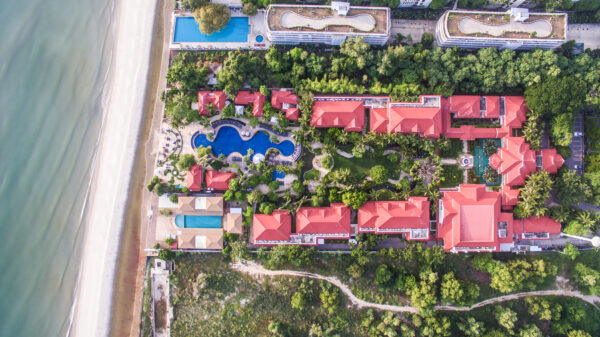 Et inspirerende udsigts Wora Bura Resort & Spa, en eksklusiv 5-stjernet ferieresort beliggende ved en naturskøn strand. Resortet er omgivet