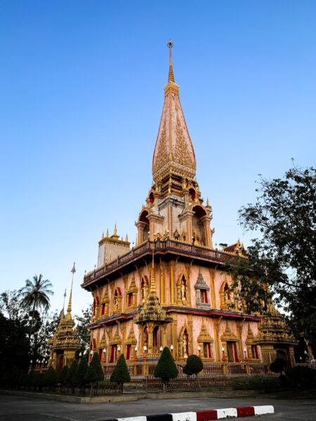 Phuket gade med gyldne pagode, populær turistdestination for sightseeing i ferier