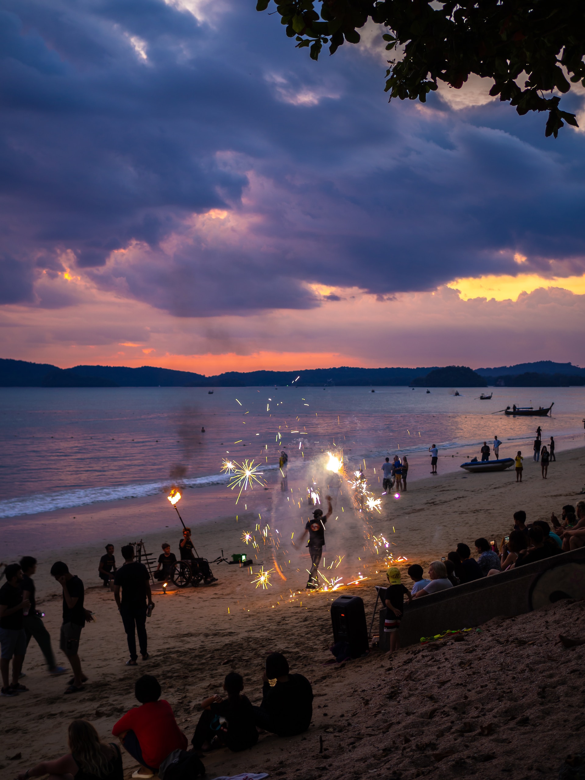 Gruppe af mennesker planlægger rejse på Phuket strand - Tropisk ferie i Thailand Sandstrand med palmer Shuttles til ø-hoppe. Perfekt