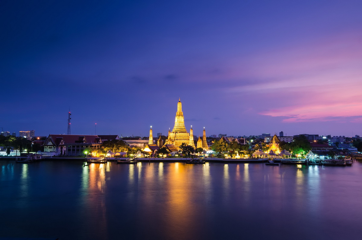 Oplev en unik aften med en middagscruise langs Chao Phraya floden i Bangkok, Thailand. Nyd et lækkert måltid mens du sejler forbi Bangkoks