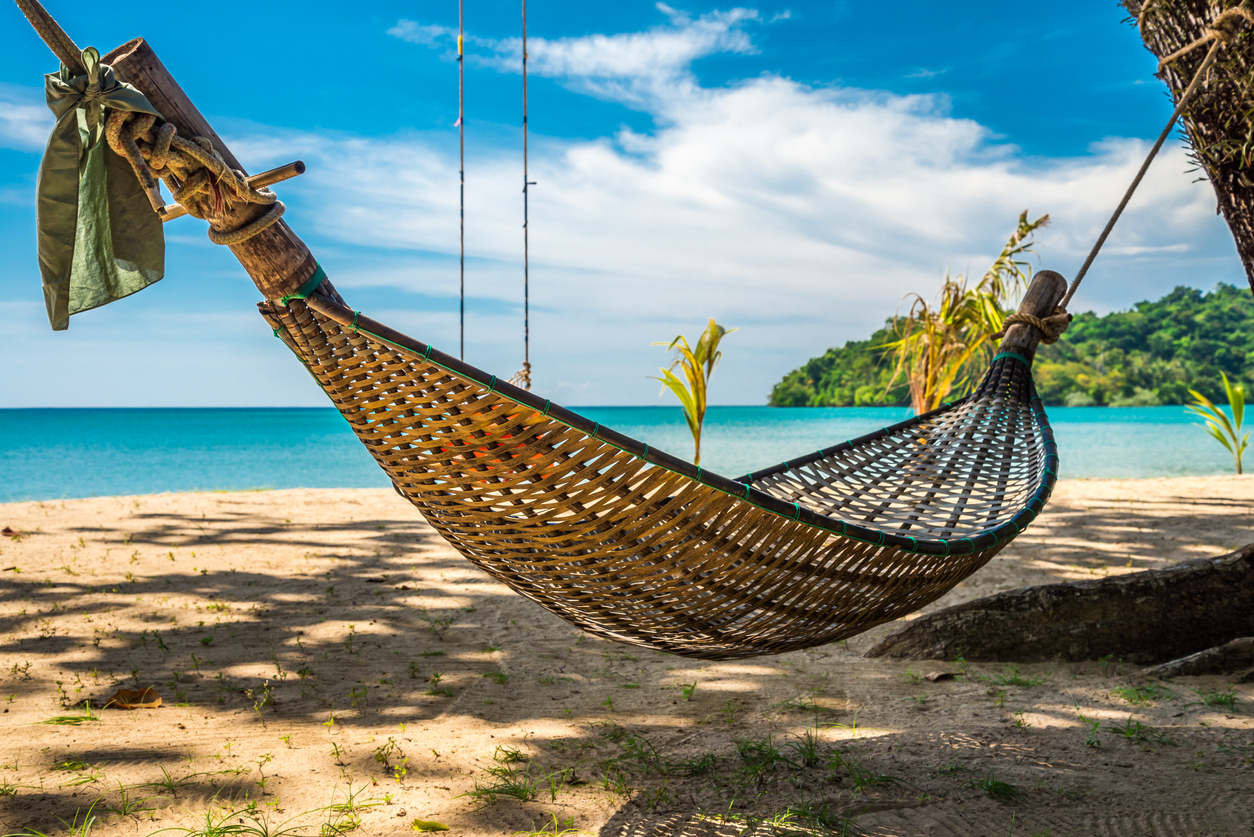 Strand hængekøje hængende fra træ i Thailand