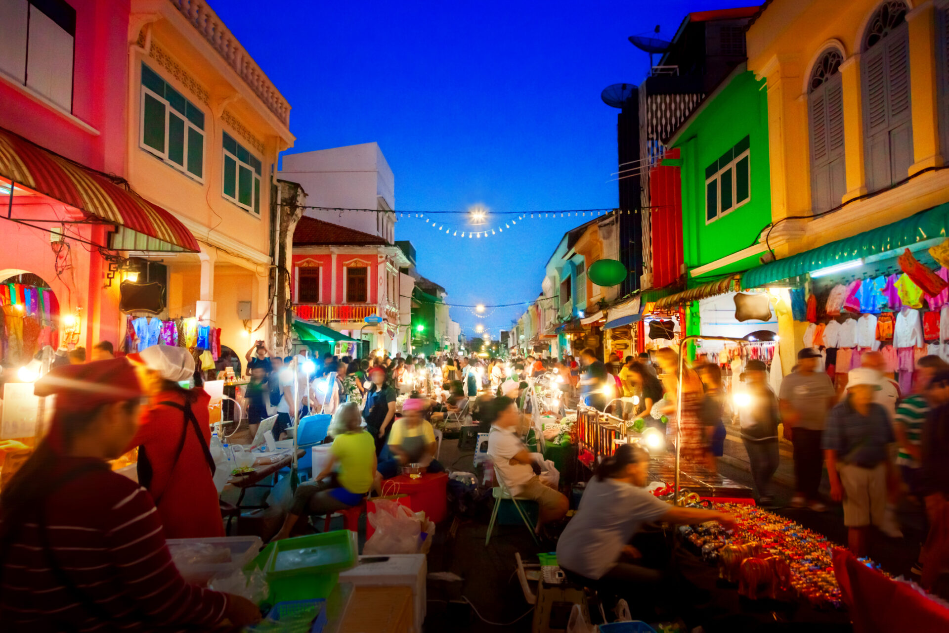 Pulserende natmarked i by med livlig atmosfære