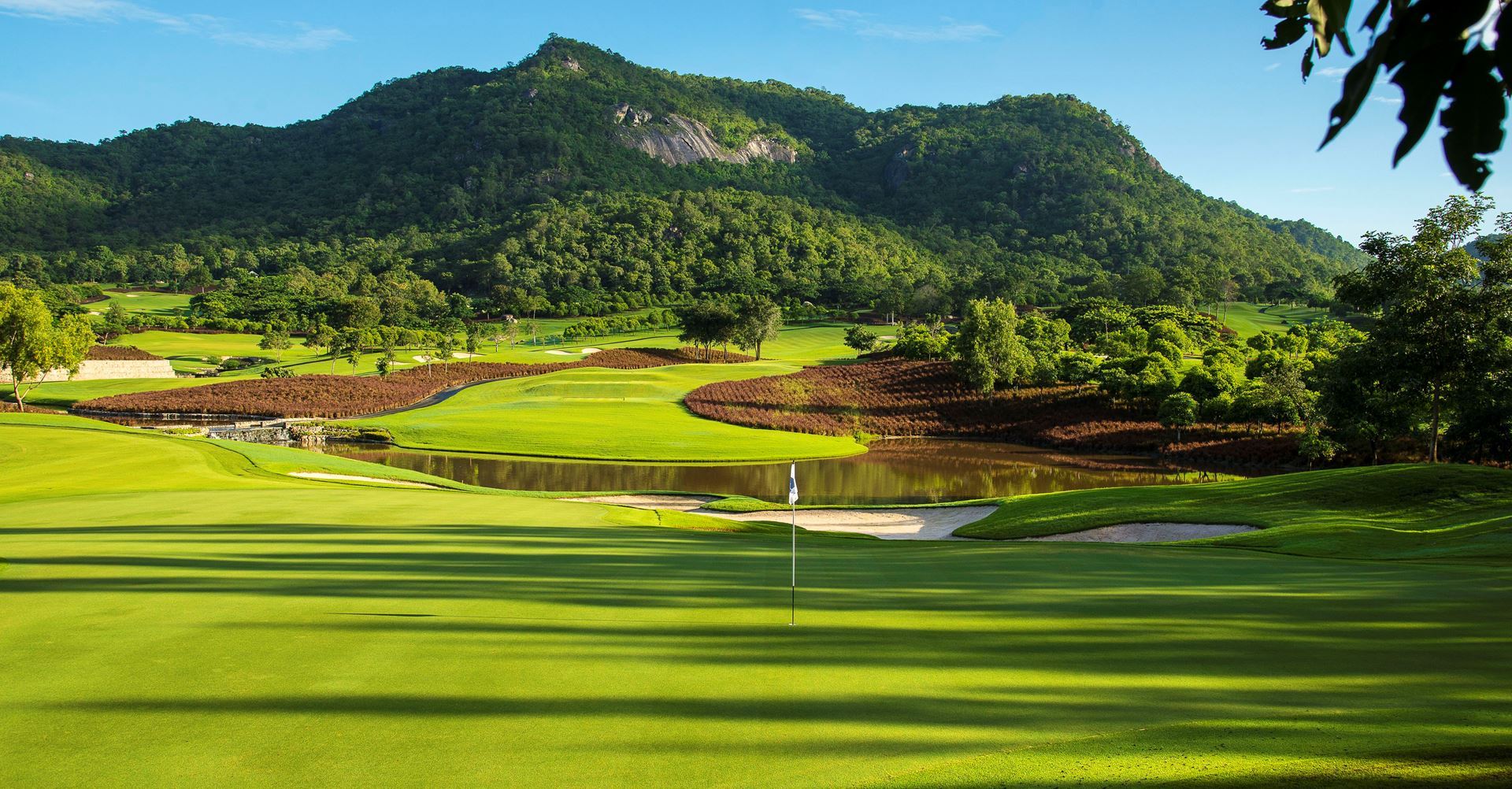 Grønt golfbane på Wora Bura Resort & Spa med bjergudsigt, 5-stjernet thailandsk stil destination
