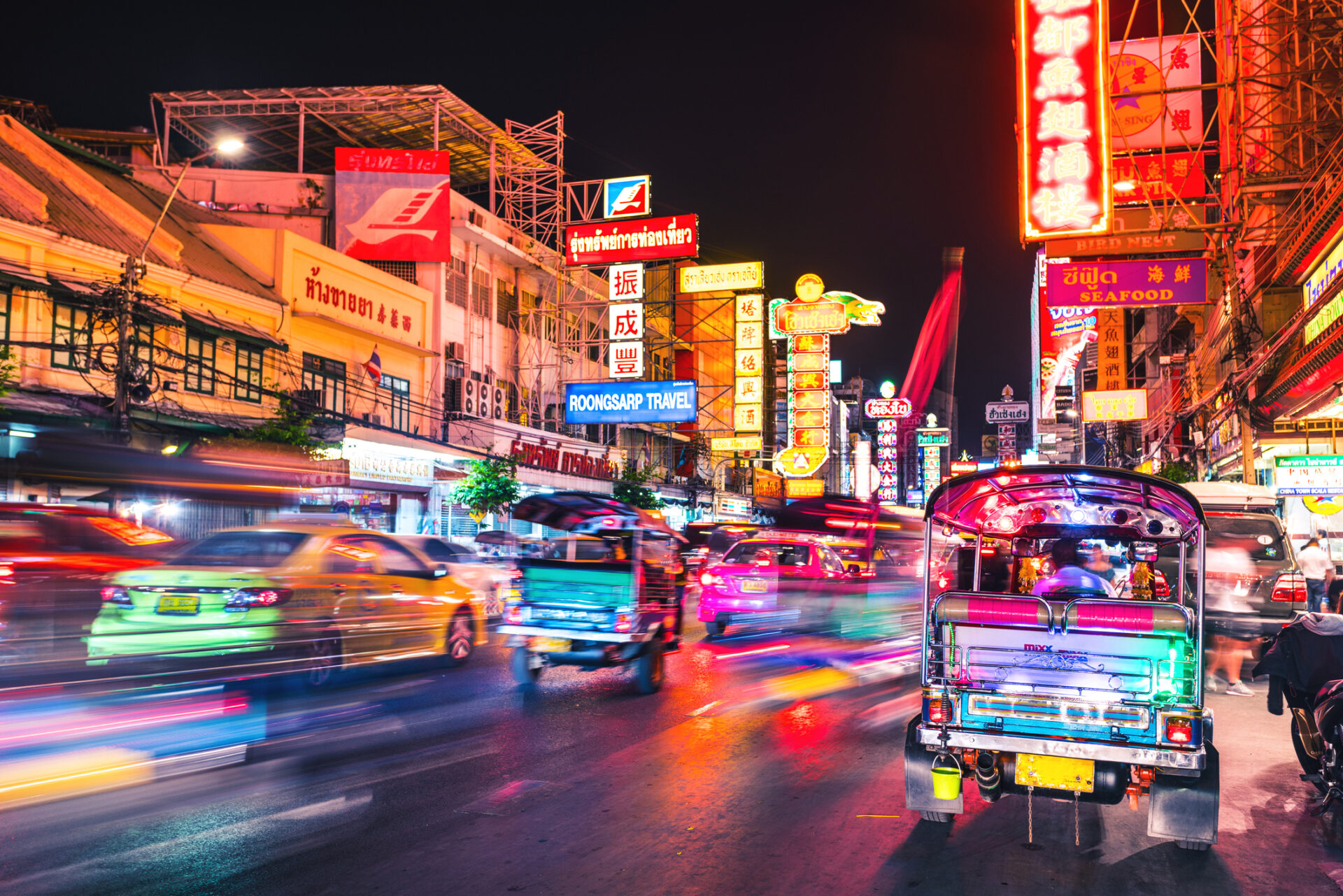 Bygade i Bangkok med nattebelysning
