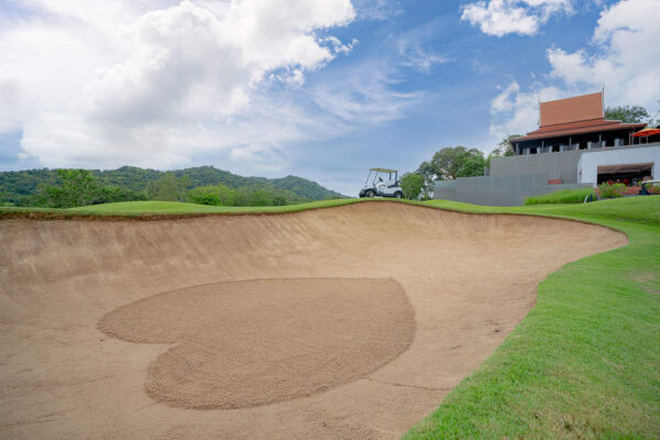 Beliggende i Banyan Golf Club Hua Hins maleriske beliggenhed har denne bemærkelsesværdige golfbane en iøjnefaldende hjerteformet sandbunker.