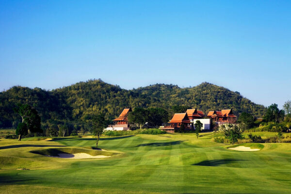 Hua Hin Banyan Golf Club: Naturskøn golfbane omgivet af grønne områder og bjerge