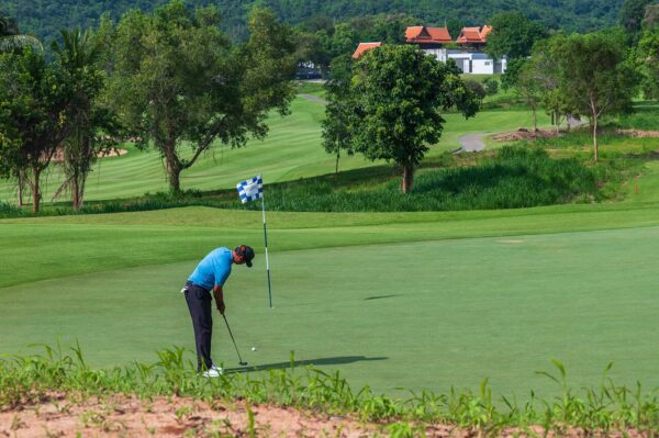 En mand spiller golf på Banyan Golf Club i Hua Hin