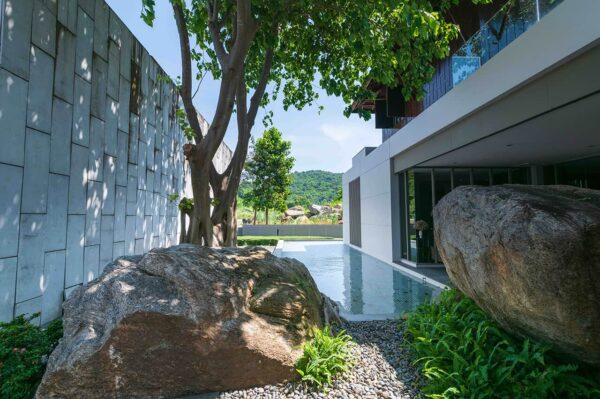 Hus med stor sten foran, nær Banyan Golf Club Hua Hin