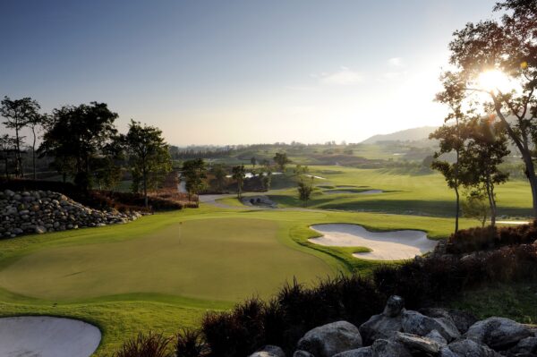 Billeder af golfbaner i Hua Hin, Thailand. Udsigt over greenen og fairway på en luksus golfbane under smukke solrige forhold. Perfekt