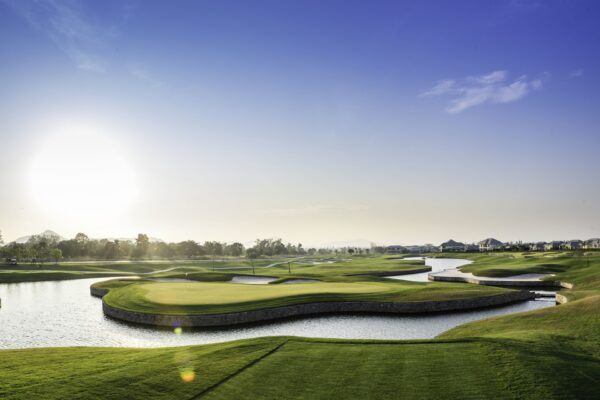 Black Mountain Golf Club i Hua Hin, beliggende ved en rolig sø. Ideel golfklub for naturelskere, med smuk udsigt over bjergene. Tilbyder