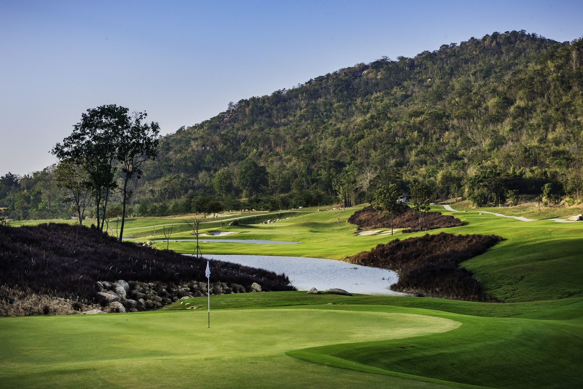 Golfklub ved bjerg og sø i Hua Hin, Black Mountain