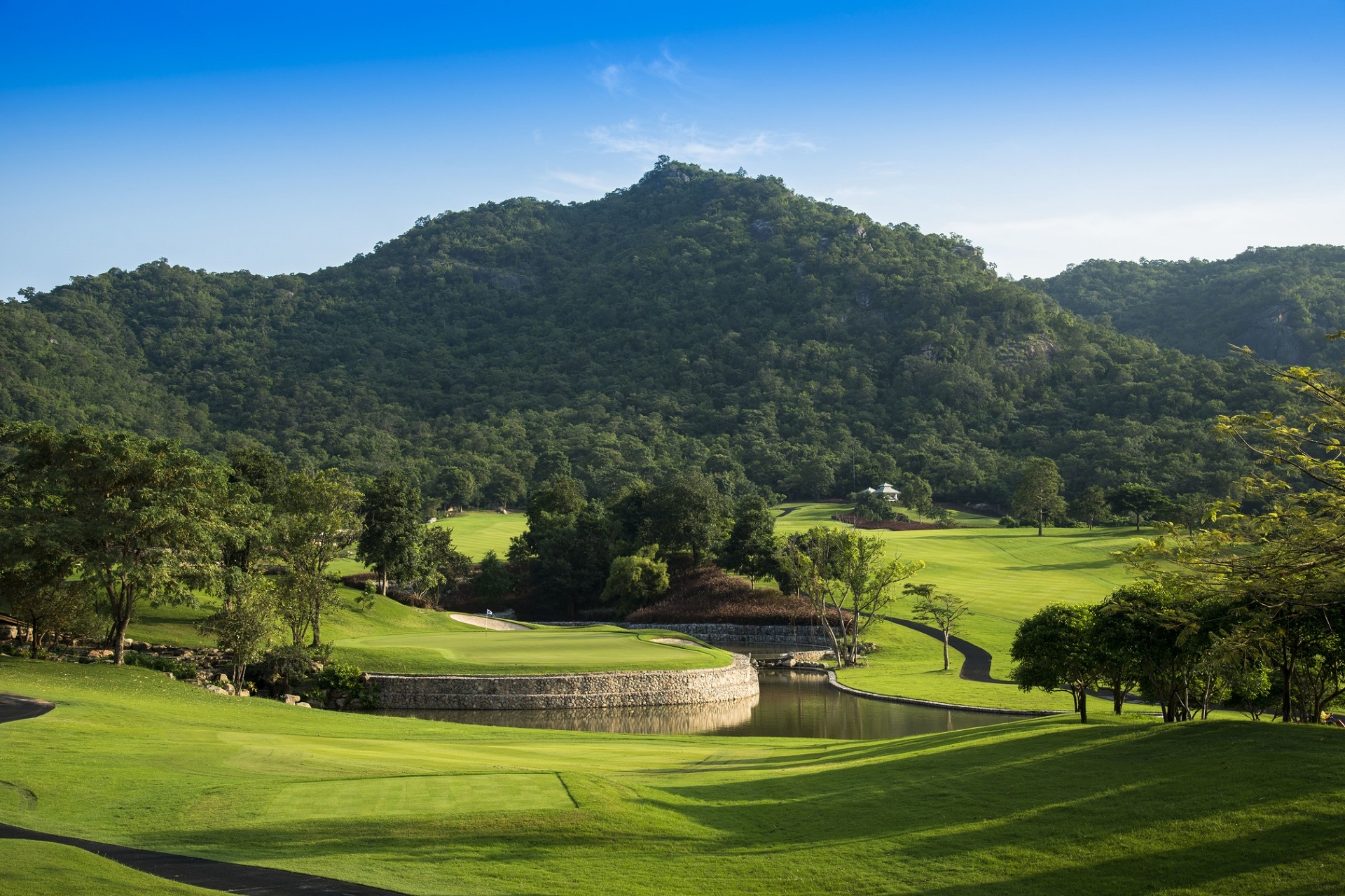 Golfbane ved Black Mountain Golf Club Hua Hin med træer og bjerge