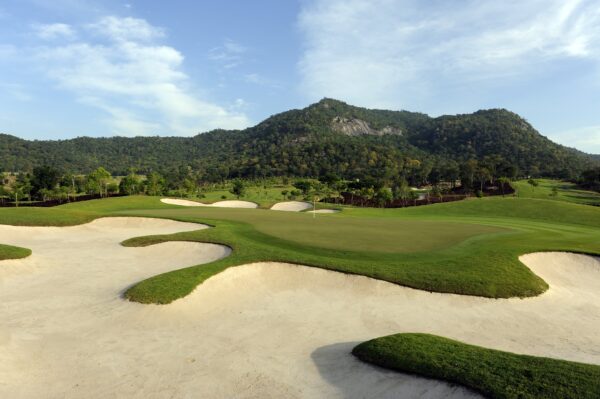 Black Mountain Golf Club Hua Hin med sandbunkere og bjergudsigt i baggrunden