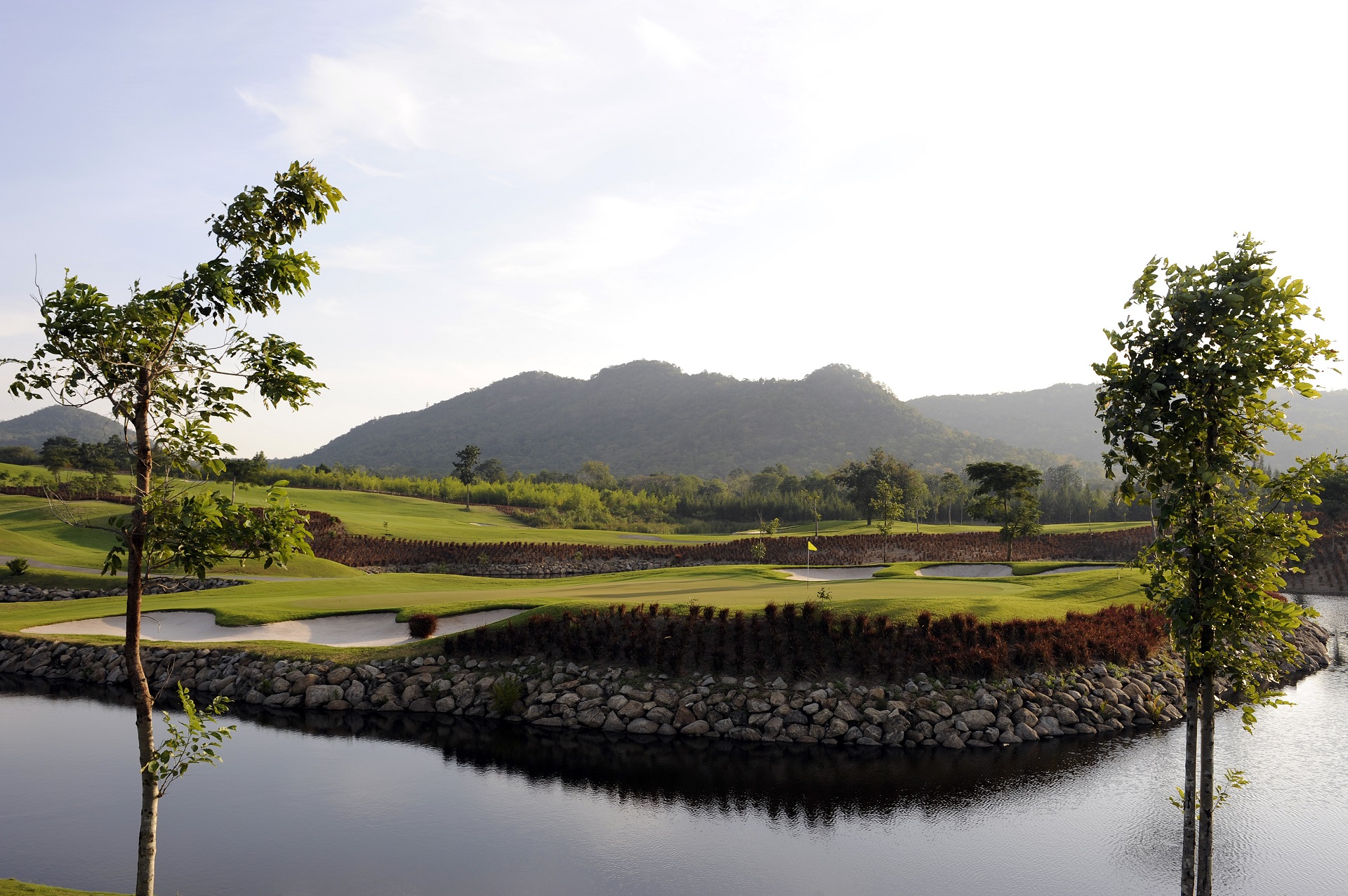 Black Mountain Golf Club i Hua Hin, Thailand byder på en imponerende golfbane omgivet af smuk natur. Disse velplejede baner er kendt for at
