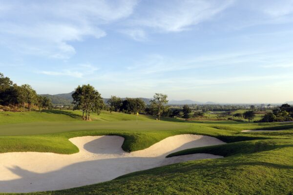 Oplev Black Mountain Golf Club i Hua Hin, et smukt beliggende golfanlæg med strategisk placerede sandbunkers for at tilføje en ekstra