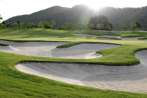 Black Mountain Golf Club i Hua Hin med sandbunkers integreret i det maleriske golfbaneområde.