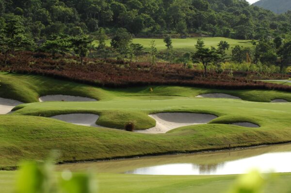 Udforsk Black Mountain Golf Club i Hua Hin, der er kendt for sit velholdte golfbane komplet med sandbunkers og en naturskøn sø. Oplev en