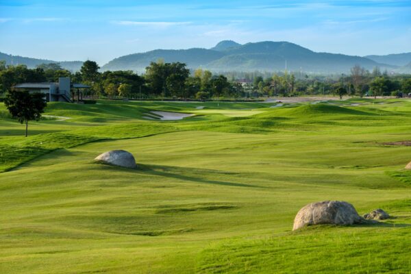 det frodige grønne græs på Black Mountain Golf Club i Hua Hin, en berømt golfdestination i Thailand.