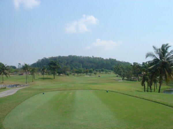  Burapha Golf Resort med sø og palmetræer