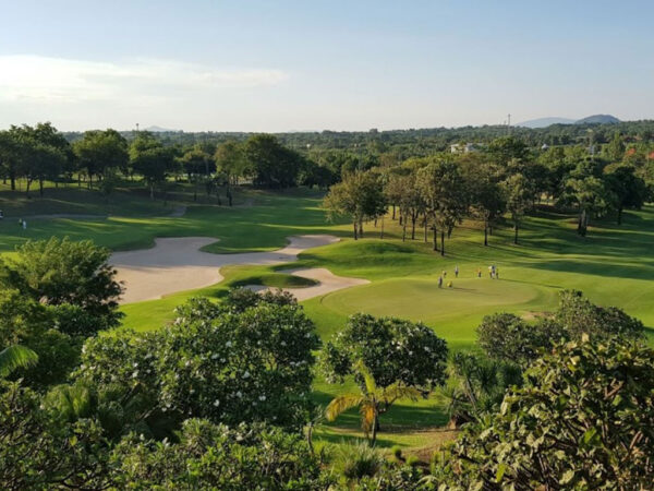 Burapha Golf Resort med omgivende træer i baggrunden